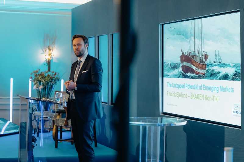 Bild från Nyårskonferensen 2023 med Fredrik Bjelland på scen.
