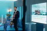 Bild från Nyårskonferensen 2023 med Fredrik Bjelland på scen.