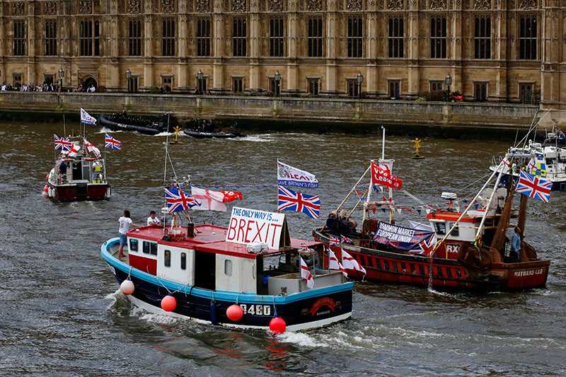 På bilden valkampanjande båtar på Themsen i London.