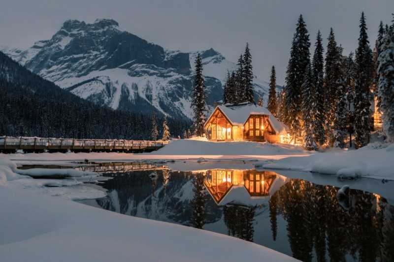 Bild på hus i snötäckt landskap
