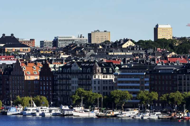 Vy över bostäder vid vattnet i Stockholm
